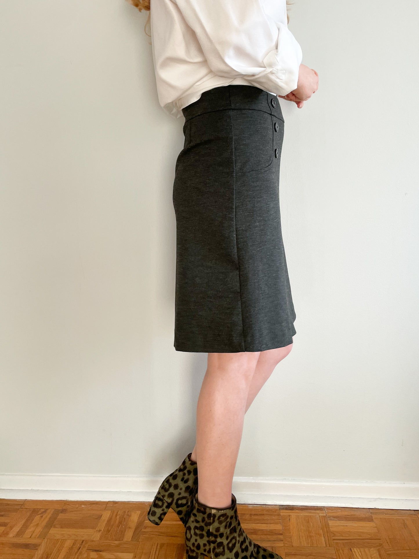 Reitman's Grey Button Pull On Pencil Skirt - Size 2 Petite