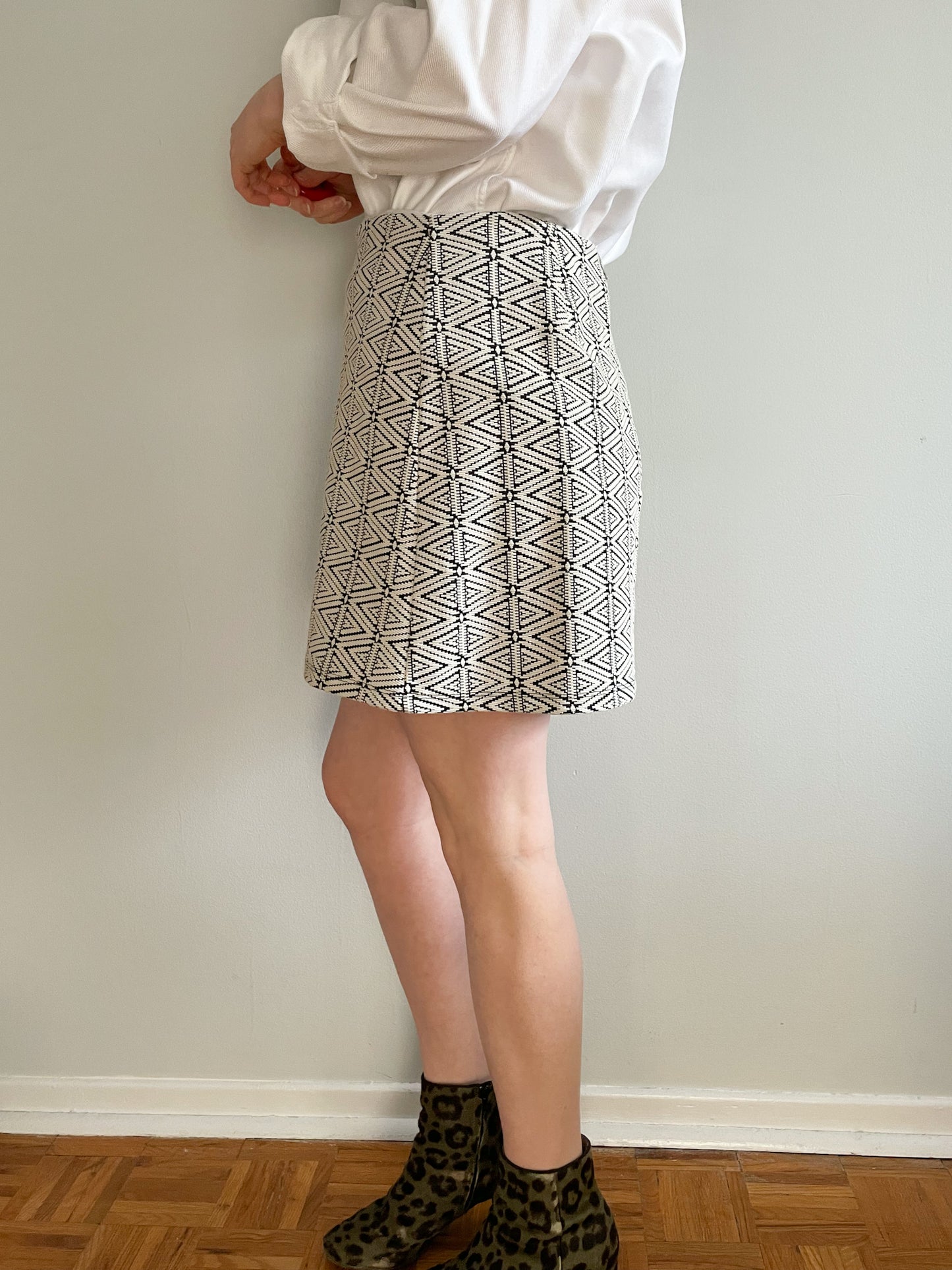Topshop Black White Triangle Graphic Knit Mini Skirt - Size 10