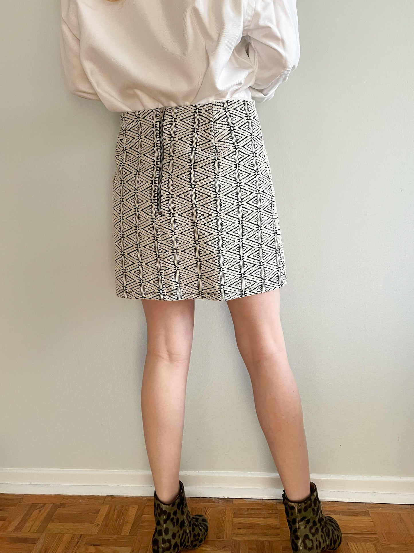 Topshop Black White Triangle Graphic Knit Mini Skirt - Size 10