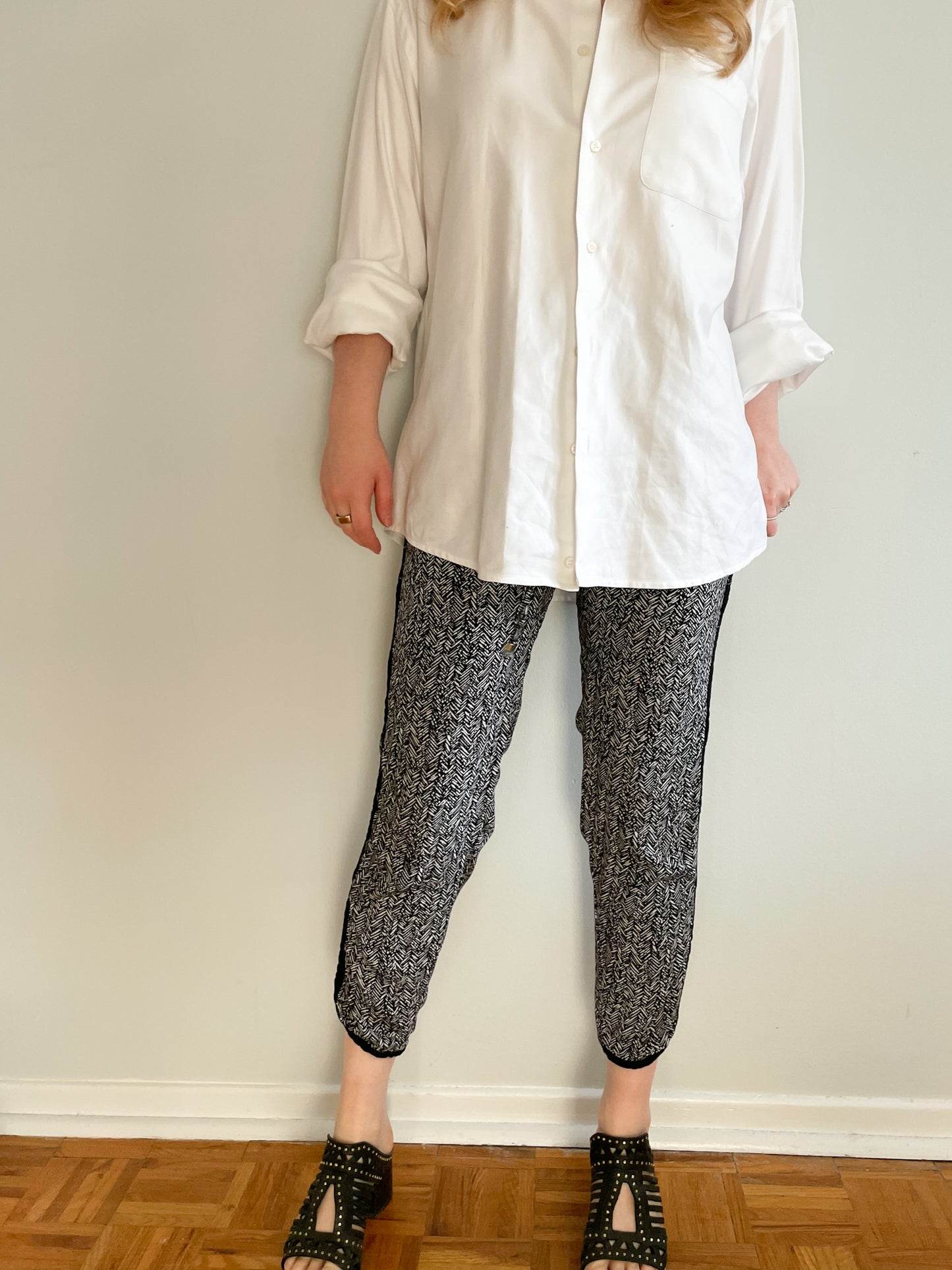 Studio Black White Herringbone Lounge Cropped Jogger Pants - XS
