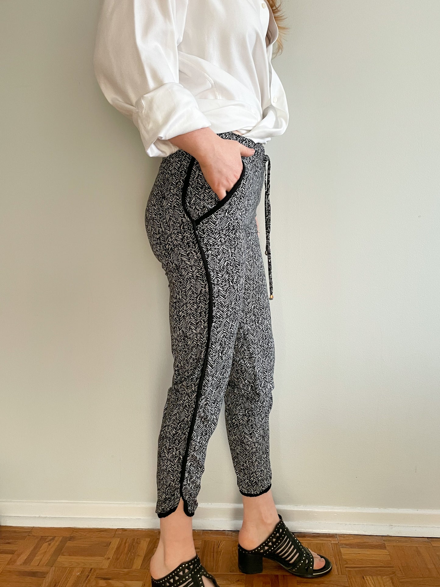 Studio Black White Herringbone Lounge Cropped Jogger Pants - XS