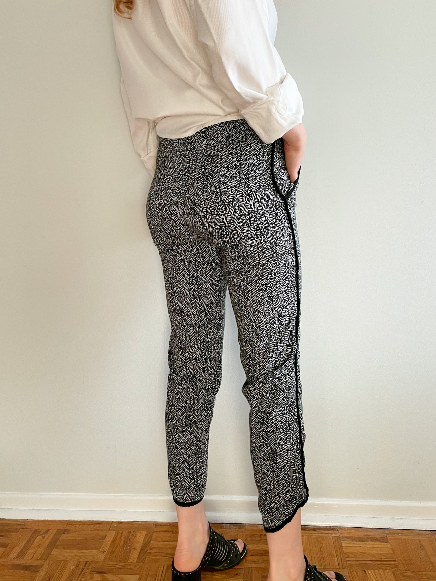 Studio Black White Herringbone Lounge Cropped Jogger Pants - XS