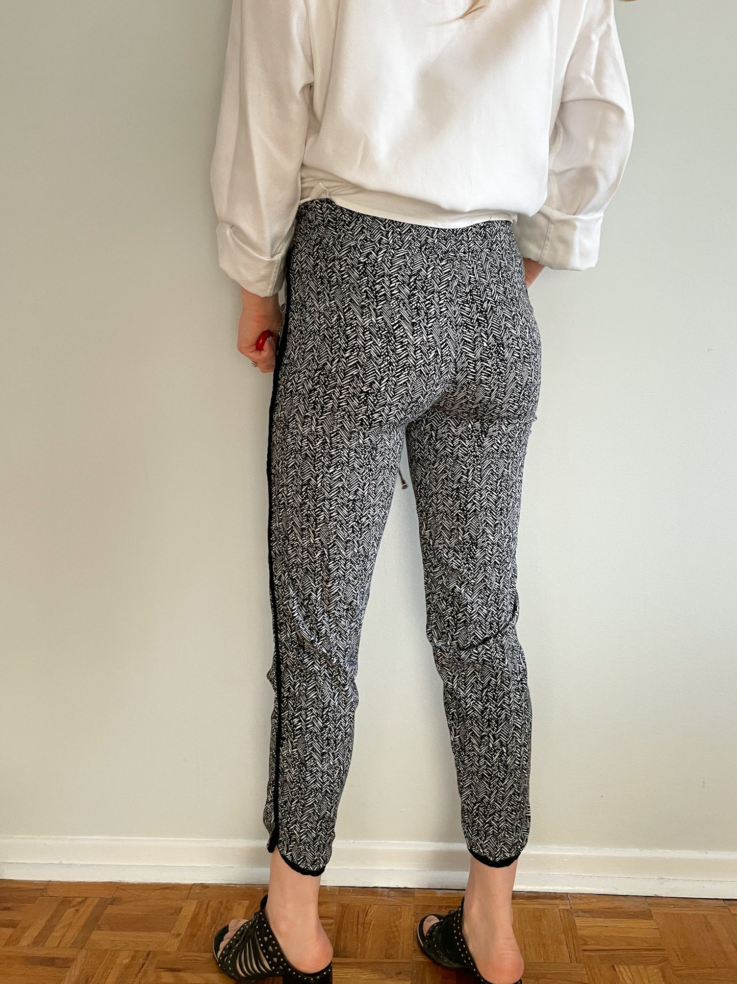 Studio Black White Herringbone Lounge Cropped Jogger Pants - XS