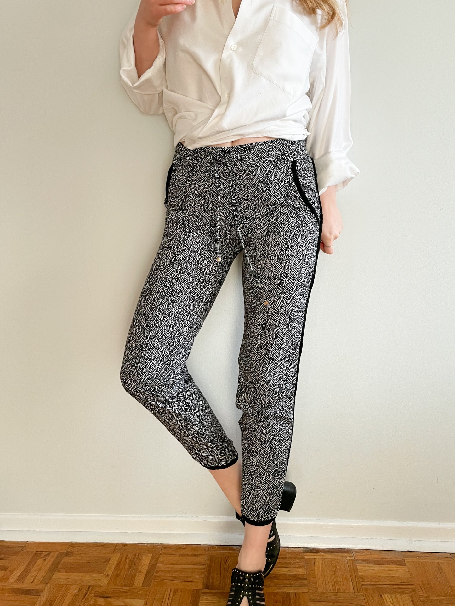 Studio Black White Herringbone Lounge Cropped Jogger Pants - XS