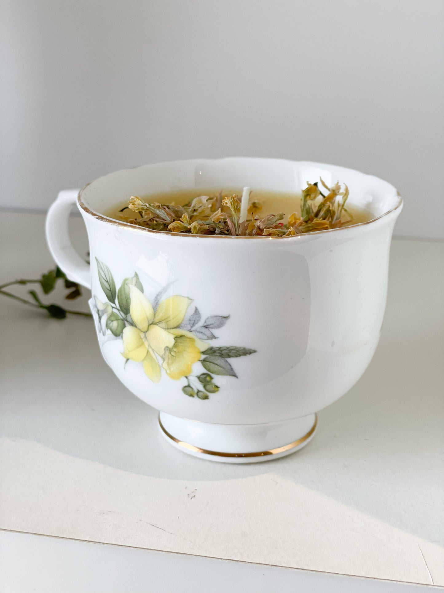 Sadler Wellington Fine Bone China Yellow Daffodil Upcycled 100% Beeswax Teacup Candle