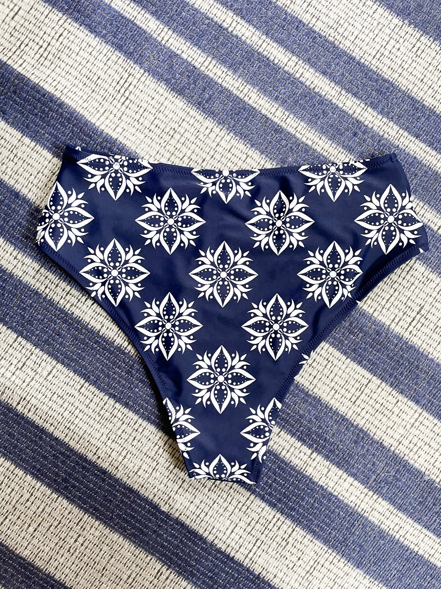 Cupshe Navy Floral High-Waisted Bikini Bottoms NWT - Medium